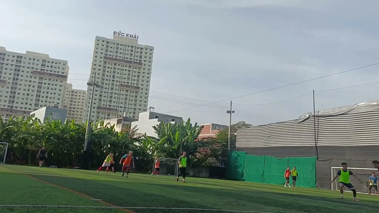 Cú sút văng GTV của Đình Thi